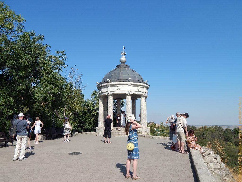 эолова арфа с туристами