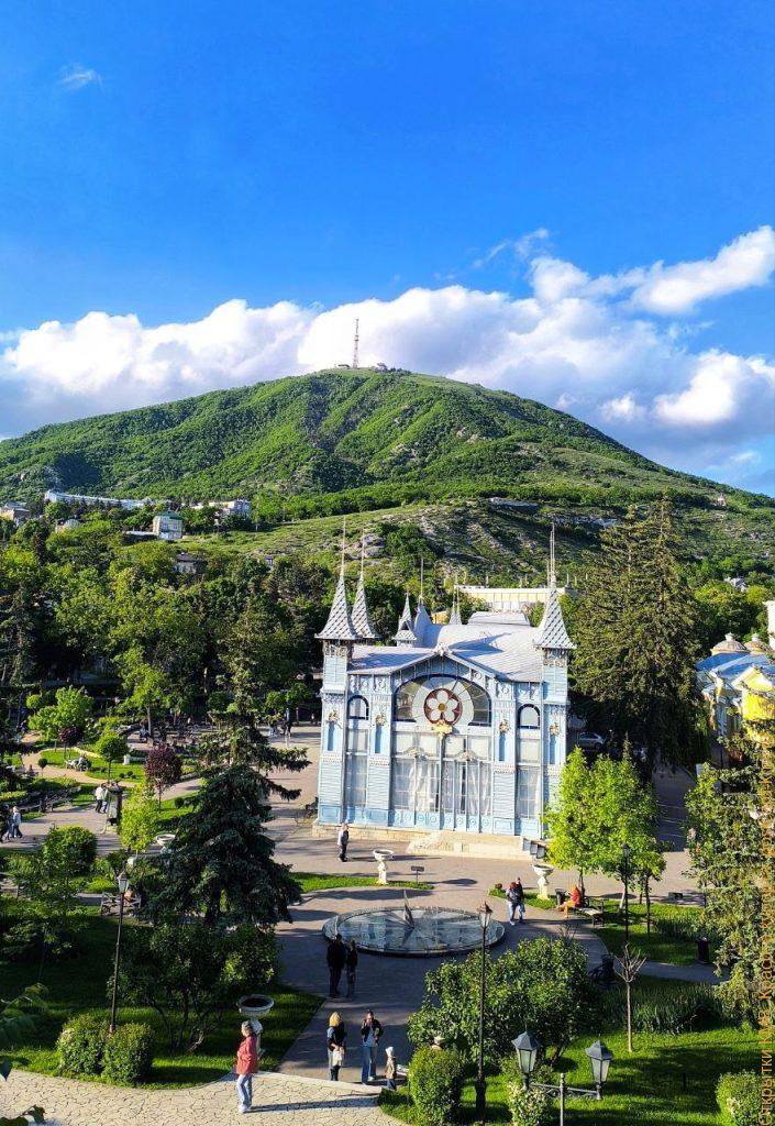 летний вид на парк Цветник и гору Машук с облаками