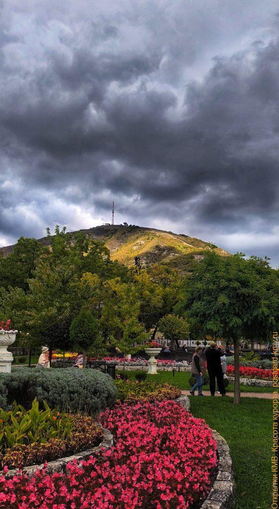 В осеннем парке Цветник к горе Машук приближаются тучи.